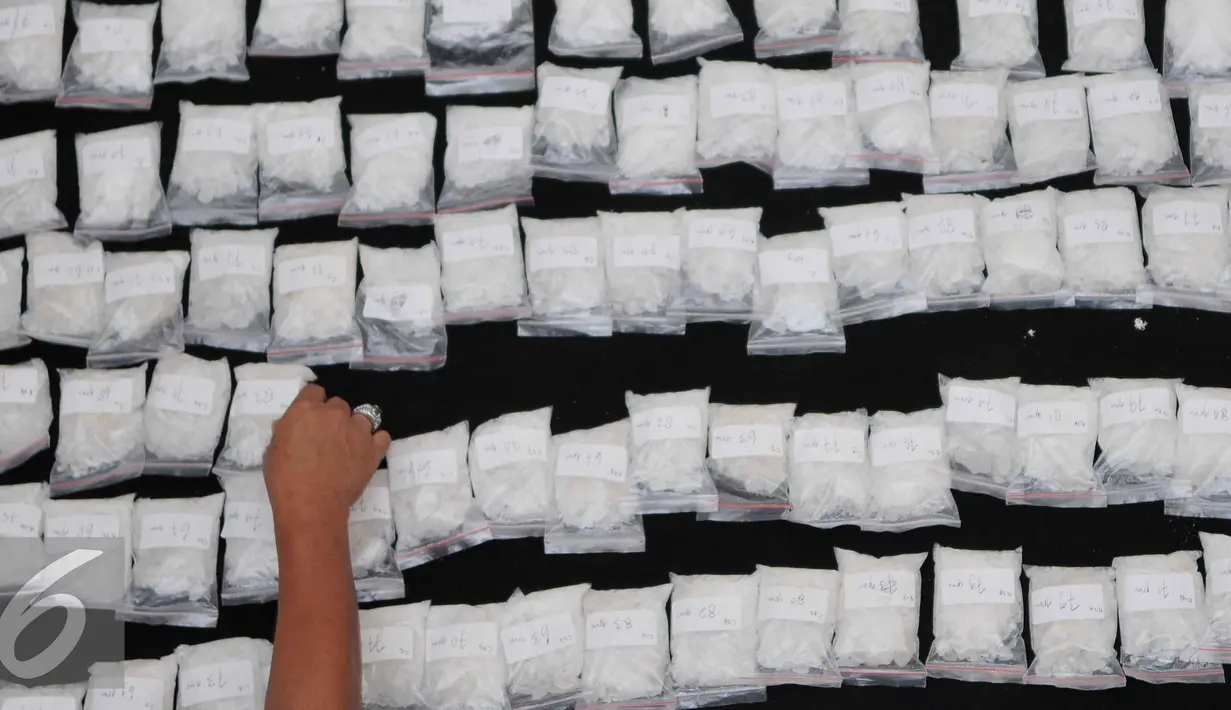 Barang bukti jenis sabu 15,5 Kg yang berhasil diamankan Polisi dari tersangka Warga negara Nigeria, Jakarta, Jumat (6/3/2015). Modus yang dilakukan dalam sindikat tersebut melalui mesin pompa air. (Liputan6.com/Gempur M Surya)