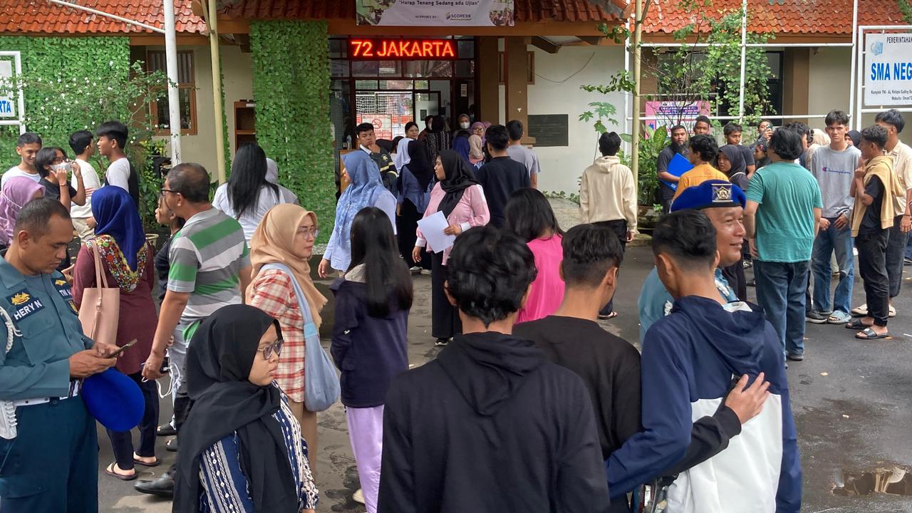 Ramai-Ramai Siswa Didampingi Orangtua Datangi SMAN 72 Pasca Ledakan, Ambil Peralatan Tertinggal