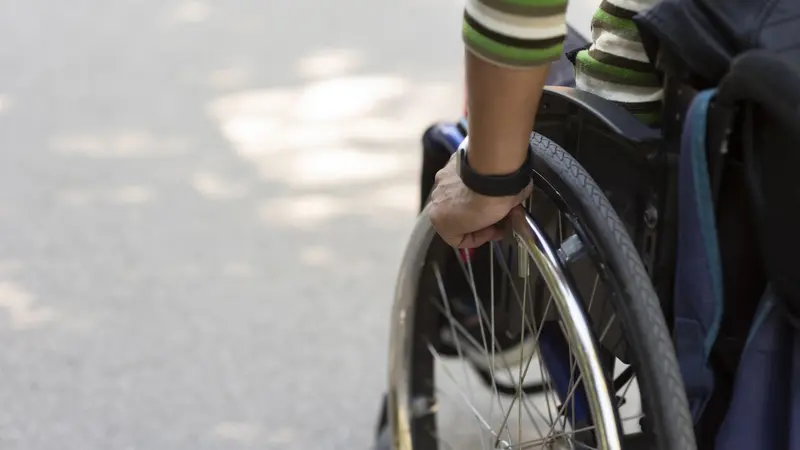 Isi Momen Kemerdekaan, Penyandang Cerebral Palsy di NTB Terima Bantuan Kursi Roda