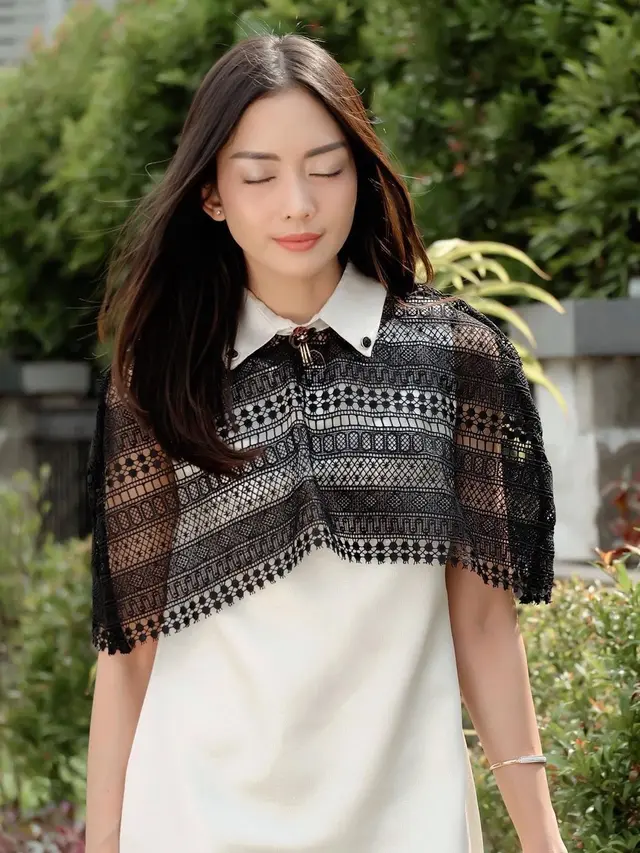 Potret Ririn Dwi Ariyanti Pakai Outfit Hitam dan Putih. (Sumber: Instagram/ririndwiariyanti)