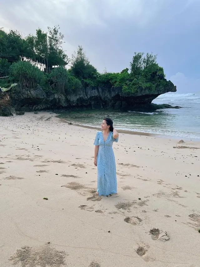 6 Potret Prilly Latuconsina di Jogja, Seru Main ke Pantai Hingga di Warung Kopi