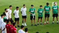 Shin Tae-yong memberikan instruksi, para pemain melakukan pemanasan dengan jogging mengelilingi lapangan. (Liputan6.com/Herman Zakharia)