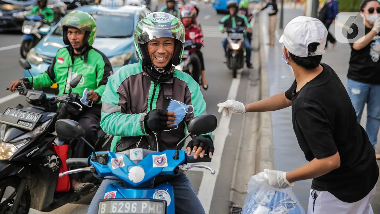 Relawan Bagi-Bagi Masker ke Pengguna Jalan