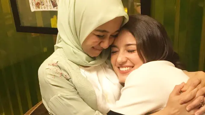 [Bintang] Sahabat Beda Keyakinan, Cantiknya Laudya Cinthya Bella-Julie Estelle yang Selalu Mesra