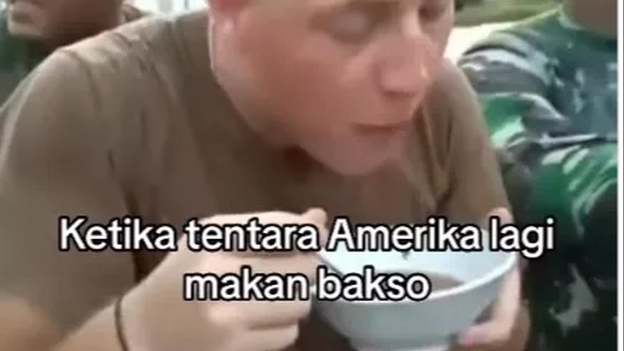 Ada momen unik di kala para prajurit berbeda negara itu beristirahat bersama.