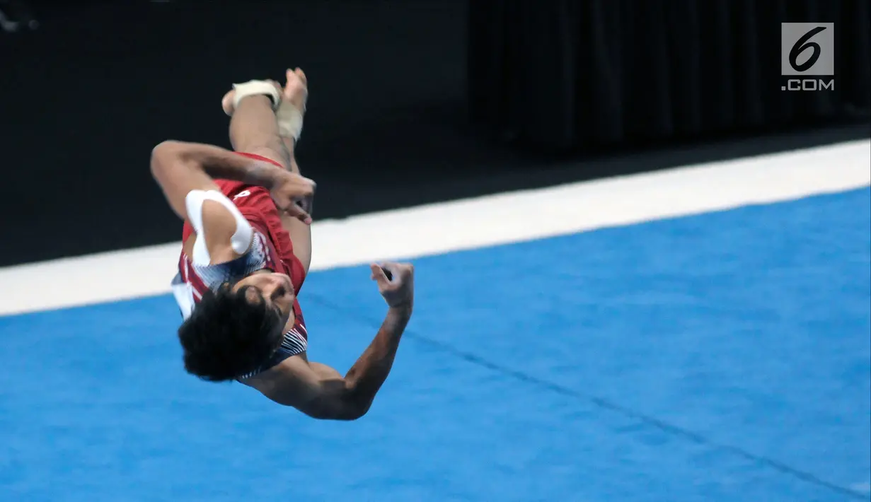 Pesenam muda Indonesia, Abinyu Rafi melakukan lompatan pada laga Kejuaraan Senam Artistik Junior Asia ke-15 di Istora Senayan, Jakarta, Rabu (25/4). Di ajang ini, Indonesia menurunkan 10 atlet, lima putra dan lima putri. (Liputan6.com/Helmi Fithriansyah)