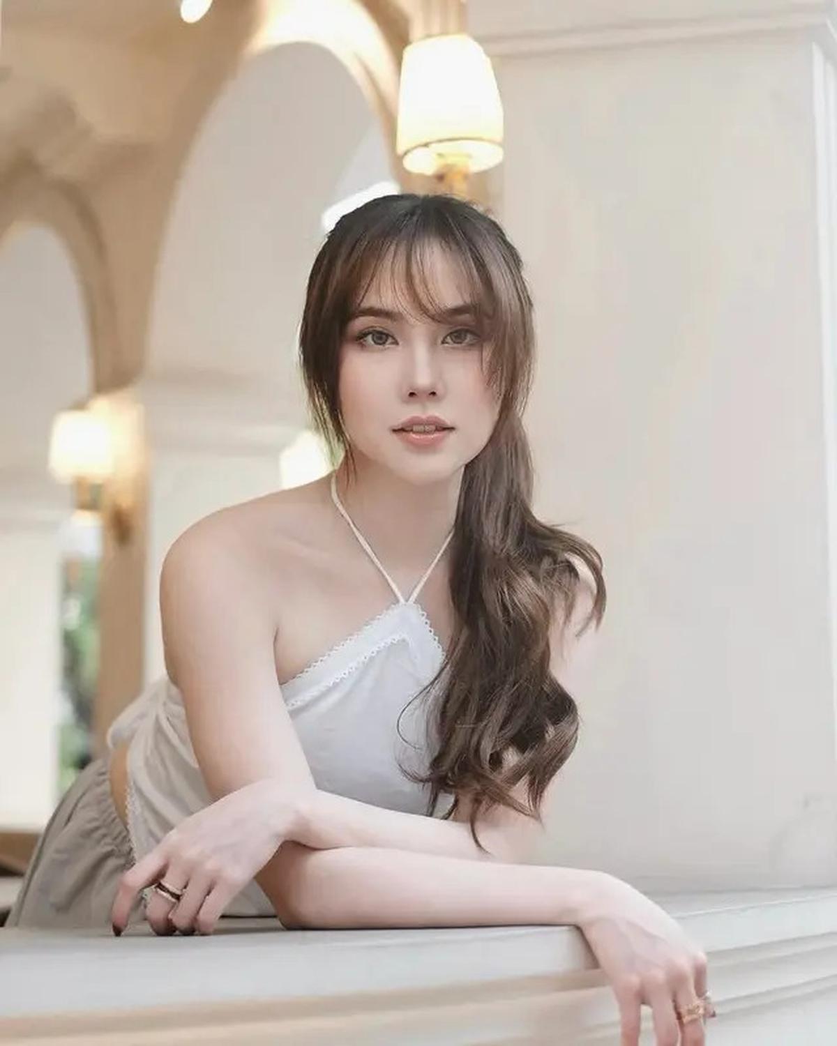 10 Model Rambut Agatha Chelsea, Lurus Panjang hingga Bergelombang