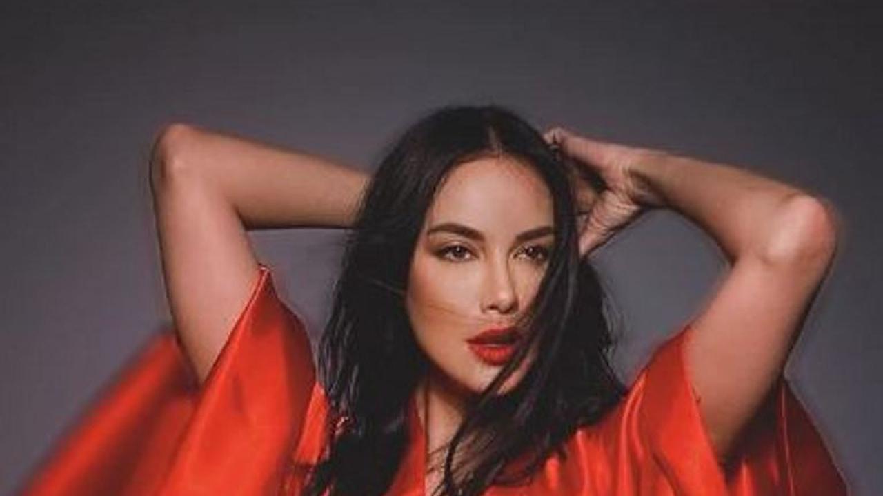 Sophia Latjuba Unggah Foto Pakai Kimono Merah, Disebut Mirip Madonna