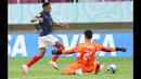 Pemain Timnas Prancis U-17, Joan Tincres berusaha melewati kiper Timnas Uzbekistan U-17, Mukhamadyusuf Sobirov untuk mencetak gol pada laga perempat final Piala Dunia U-17 2023 di Stadion Manahan, Solo, Sabtu (25/11/2023). (Doc. LOC WCU17/NFL)
