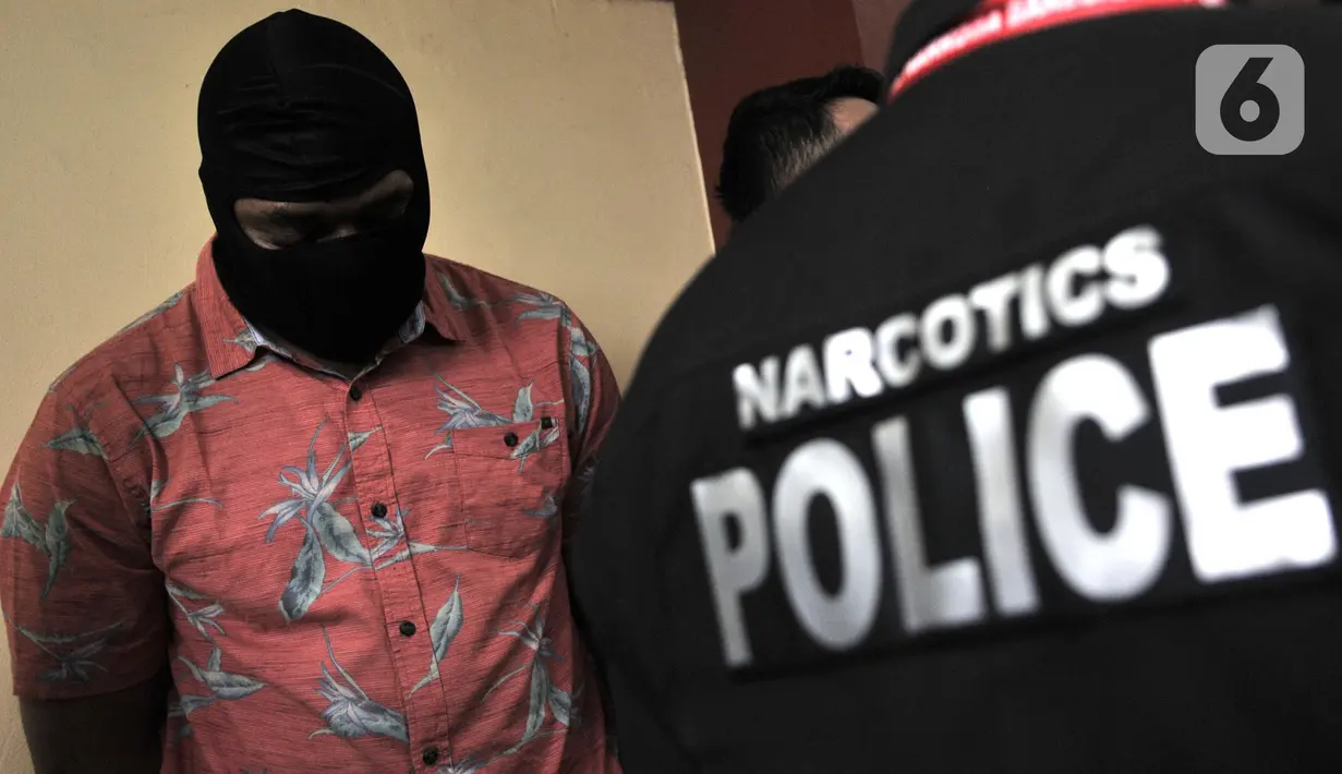 Tersangka AC dihadirkan dalam  rilis pengungkapan sindikat narkoba jaringan internasional di Rumah Sakit Polri, Jakarta, Senin (2/12/2019). Dittipid Narkoba Bareskrim Polri mengungkap sindikat narkoba jaringan internasional Nigeria-Jakarta di kawasan Sentul, Bogor. (merdeka.com/Iqbal  Nugroho)