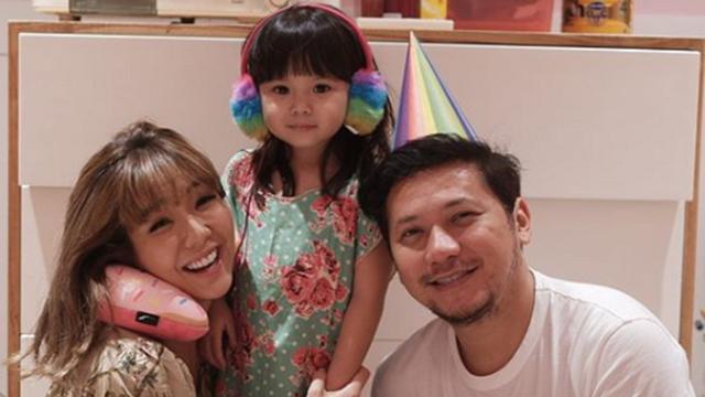 Gisella Anastasia dan Gading Marten bersama putri kecilnya, Gempita Naura Marten