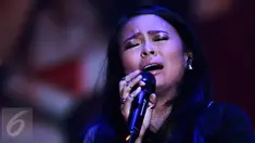 Ekspresi Tantri Kotak saat aksi 'The Farewell Medley' Infotainment Awards 2016, Jakarta, Jumat (22/1/2016). Menunggu masa cuti Tantri, Kotak akan membuat projek bertajuk Kikan X Kotak. (Liputan6.com/Gempur M Surya)