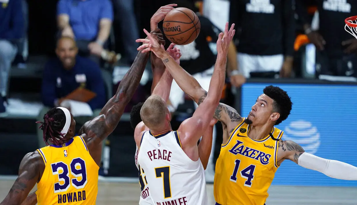 Pebasket Los Angeles Lakers, Dwight Howard dan Danny Green, berusaha menghadang pemain Denver Nuggets, Mason Plumlee, pada laga NBA di The Arena, Senin (11/8/2020). LA Lakers menang dengan skor 124-121. (AP Photo/Ashley Landis, Pool)