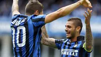 Mauro Icardi (R) celebrates with his team mate Stevan Jovetic after scoring against Chievo Verona's during their Serie A soccer match at Bentegodi stadium in Verona, Italy, September 20, 2015. REUTERS/Stefano Rellandini