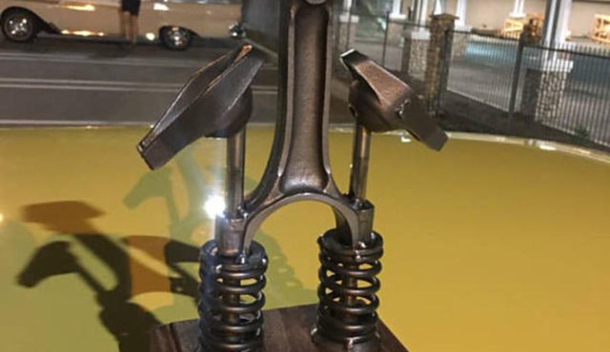 Trofi Unik Berbahan Onderdil Motor Photo
