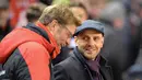 Pelatih Liverpool, Jurgen Klopp berbincang dengan Pelatih Exeter City, Paul Tisdale (kanan) pada laga piala FA putaran ketiga di Stadion, Anfield, Liverpool, Kamis (21/01/20160 dini hari WIB. (AFP/Paul Ellis)