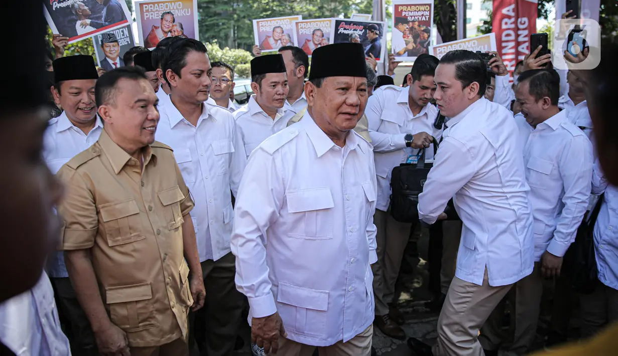 Ketua Umum Partai Gerindra Prabowo Subianto tiba untuk meresmikan Kantor Badan Pemenangan Presiden Partai Gerindra di Jalan Letjen S Parman, Jakarta, Sabtu (7/1/2023). Prabowo berpesan kepada para kader untuk bekerja keras menghadapi Pemilihan Umum (Pemilu) 2024 yang akan digelar pada 14 Februari 2024 atau tinggal satu tahun lagi. (Liputan6.com/Faizal Fanani)