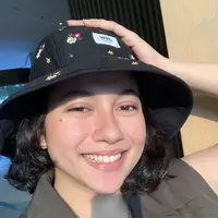 Topi bucket hat menjadikan tampilan sederhana Sitha Marino jadi makin stylish. [Foto: Instagram/ Sitha Marino]