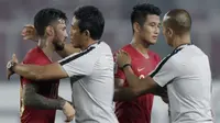 Pelatih Timnas Indonesia, Bima Sakti, memeluk Stefano Lilipaly, usai melawan Filipina pada laga Piala AFF 2018 di SUGBK, Jakarta, Minggu (25/11). Kedua negara bermain imbang 0-0. (Bola.com/M. Iqbal Ichsan)