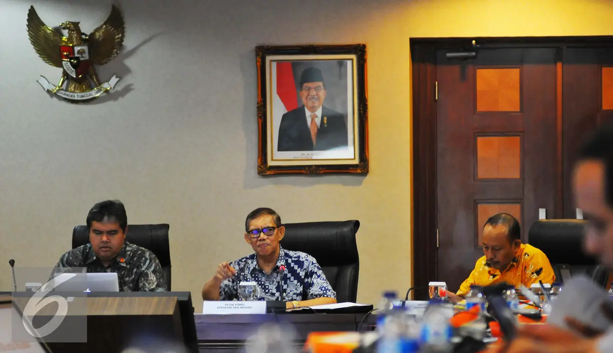 Sofian Affandi menyampaikan pemaparannya saat diskusi tentang UU ASN dan permasalahannya di Setneg, Jakarta, Selasa (23/1). Dalam diskusi tersebut membahas isu jual beli jabatan dalam aparatur sipil negara. (Liputan6.com/Angga Yuniar)
