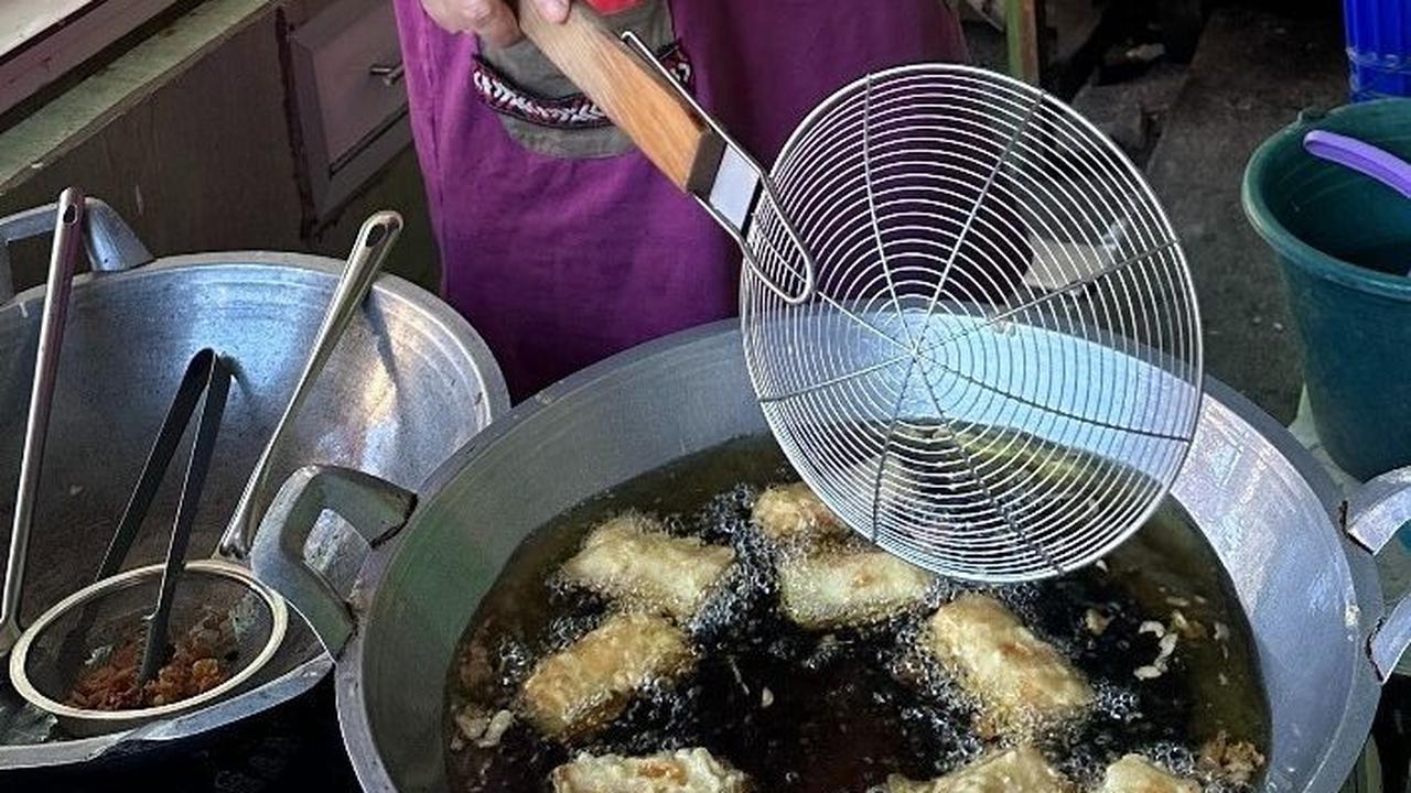 Tak sekedar risol, Ceu Empit juga melengkapi jualannya dengan aneka minuman segar yang cocok<br>untuk menemani satu porsi risol kala bedug magrib tiba. Cita rasa risol Ceu Empit benar-benar membuat pelanggannya terlena.