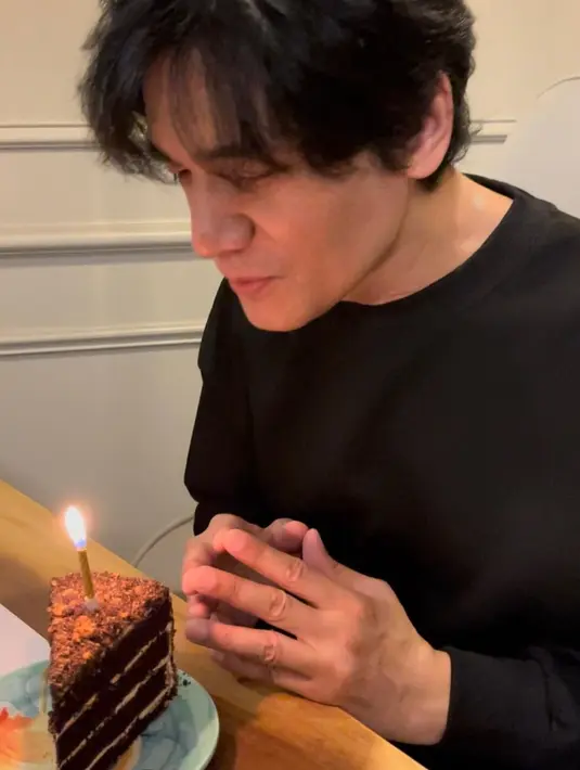 Sebuah kue dan lilin kecil jadi penanda bertambahnya usia Tyo. Usia pasangan ini memang terpaut jauh. [Instagram.com/deeadnan]