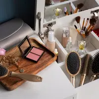 Menyimpan produk makeup (Foto: Freepik.com)