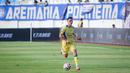Pemain Persib Bandung, Eliano Reijnders, menggiring bola saat pertandingan melawan Arema FC pada laga pekan keenam BRI Super League 2025/2026 di Stadion Kanjuruhan, Kabupaten Malang, Senin (22/9/2025) sore WIB. (Bola.com/Iwan Setiawan)