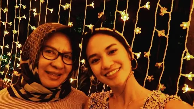 Potret Kenangan Hana Malasan dan Ibunda