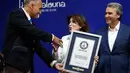 Presiden Organisasi Ajialouna, Linda Dada menerima penghargaan dari Guinness World Records di Lebanon (9/6). Karena acara buka puasa ini Organisasi Ajialouna mendapat penghargaan The Longest Table dari Guinness World Records. (AP Photo / Hussein Malla)