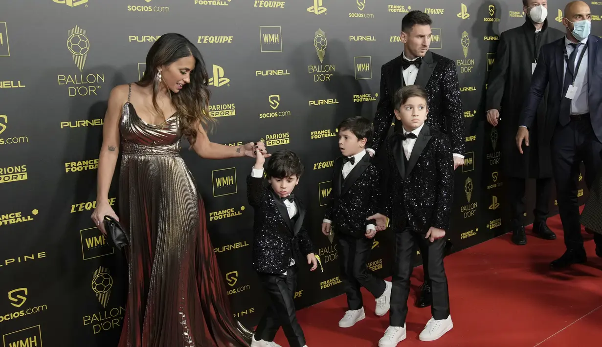Striker PSG, Lionel Messi bersama istrinya Antonela Roccuzzo dan putra mereka Thiago, Matteo dan Ciro tiba untuk acara penganugerahan Ballon d'Or 2021 di Theatre du Chatelet, Paris, Prancis, Senin (29/112021). (AP Photo/Christophe