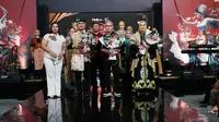 Wali Kota Tarakan, dr. H. Khairul, M.Kes., didampingi sang istri yang juga Ketua Dekranasda Kota Tarakan, Sitti Rujiah, S.Keb., Bdn., melangkah percaya diri di atas panggung pada (10/8/2025). [Dok/KLY/Adhib].