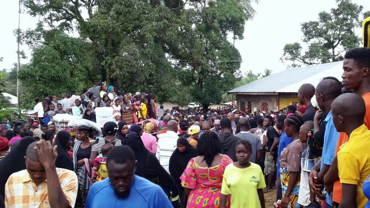 Warga berdatangan ke lokasi kebakaran pesantren di Liberia. (AP)