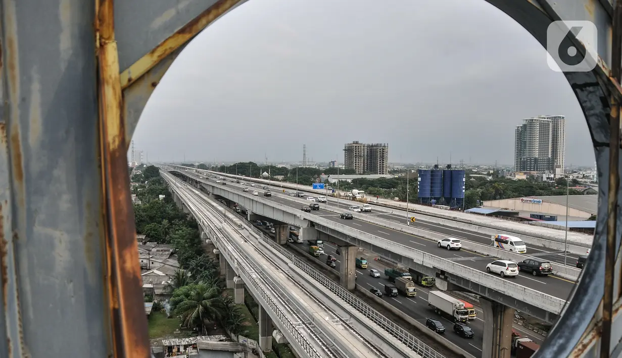 Arus kendaraan saat melintas di ruas Tol Layang Jakarta-Cikampek, Bekasi, Jawa Barat, Kamis (30/12/2021). Sebanyak 143.660 kendaraan tercatat meninggalkan Jakarta lewat empat gerbang tol (GT) utama, antara lain Cikampek Utama, Kalihurip Utama, Ciawi, dan Cikupa. (merdeka/com/Iqbal S Nugroho)