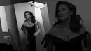 Ayah Kim Kardashian, Bruce Jenner mengenakan gaun saat sesi foto untuk majalah Vanity Fair Juli 2015. Foto-foto perdana Caitlyn ini diambil oleh fotografer Annie Leibovitz. (Dailymail)