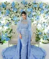 Dress bersiluet mermaid itu dilengkapi dengan ekor panjang hingga menyapu lantai, membuatnya terlihat seperti princess Cinderella di dunia nyata.  [@jharnabhagwani]