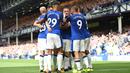 Para pemain Everton merayakan gol Wayne Rooney saa melawan Stoke City pada laga perdana Premier League di Goodison Park, Liverpool (12/8/2017). Everton menang 1-0. (AFP/Oli Scarff)