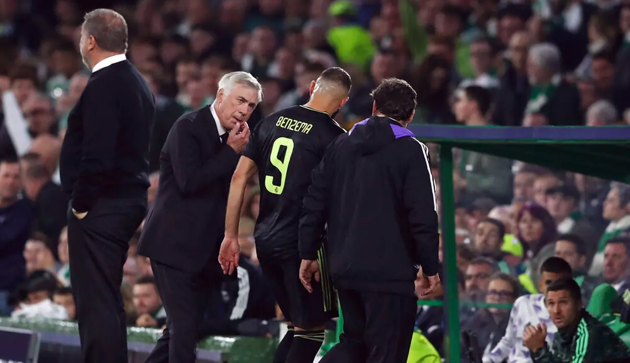 Pelatih Real Madrid Carlo Ancelotti (kiri tengah) bereaksi ketika pemain Real Madrid Karim Benzema berjalan keluar setelah diganti saat melawan Celtic pada pertandingan sepak bola Grup F Liga Champions di Celtic Park, Glasgow, Skotlandia, 6 September 2022. Real Madrid mengalahkan Celtic dengan skor 3-0. (AP Photo/Scott Heppell)
