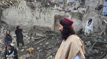 Warga Afghanistan melihat kehancuran yang disebabkan oleh gempa bumi di Provinsi Paktika, Afghanistan, 22 Juni 2022. Gempa kuat melanda wilayah pegunungan berbatu di Afghanistan timur pada 22 Juni 2022 pagi. (Bakhtar News Agency via AP)