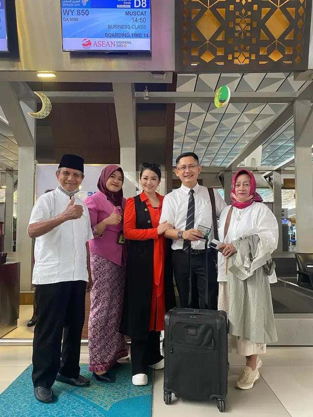 6 Potret Fitri Carlina Lepas Suami Pindah Ke Oman Ini Bikin Haru