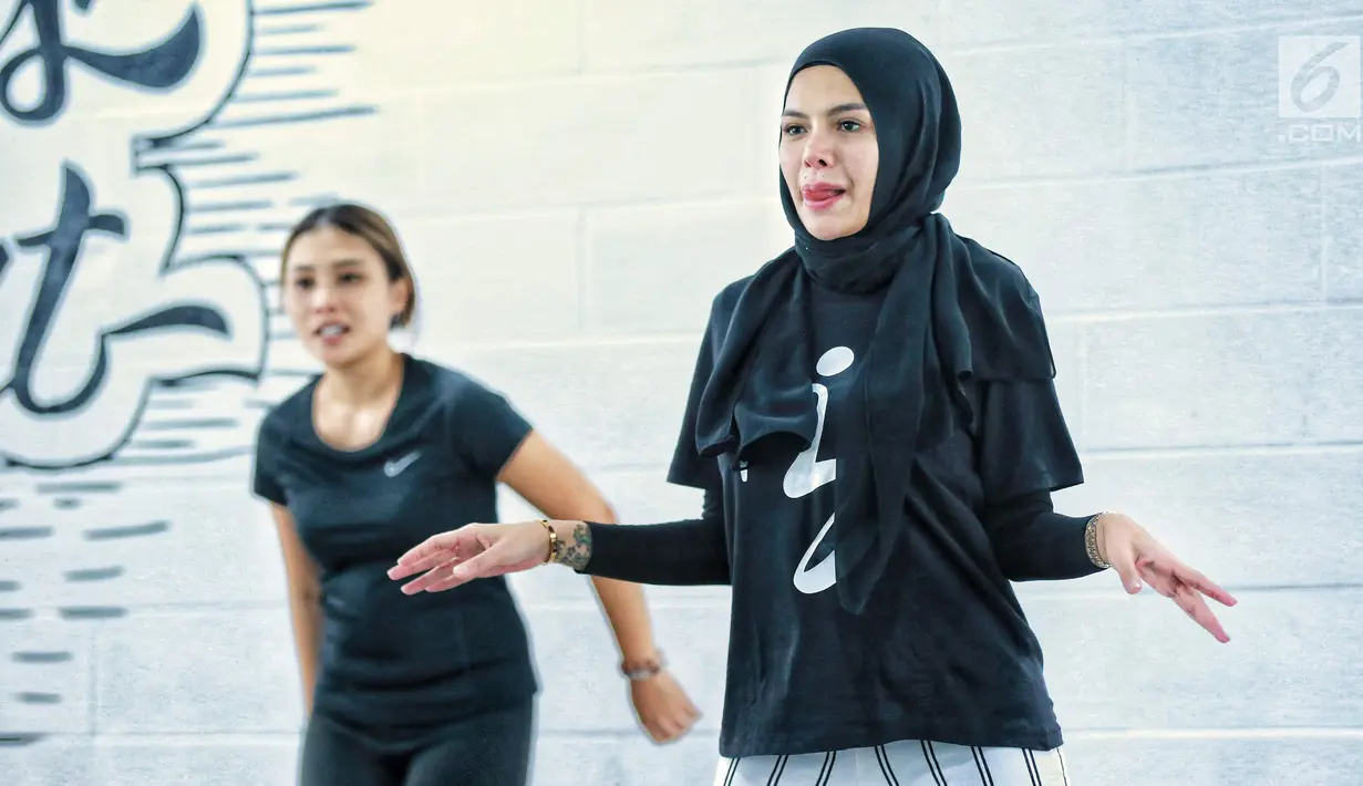 Artis Nikita Mirzani berolahraga zumba di kawasan Kebayoran Baru, Jakarta, Rabu (8/8). Nikita sering mengikuti zumba agar menjaga kebugaran tubuh usai aktifitasnya yang padat. (Liputan6.com/Faizal Fanani)