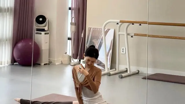 Bae Suzy sedang mengikuti ballet workout. [@skuukzky]