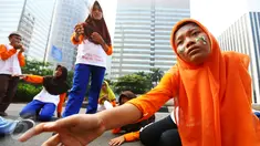 Sejumlah anak-anak dari rumah belajar dan berkarya Rumah Amalia melakukan pementasan teater dikawasan Jalan Sudirman pada Hari Bebas Kendaraan Bermotor (HBKB) atau Car Free Day (CFD) di Jakarta, Minggu (5/3). (Liputan6.com/Helmi Afandi)