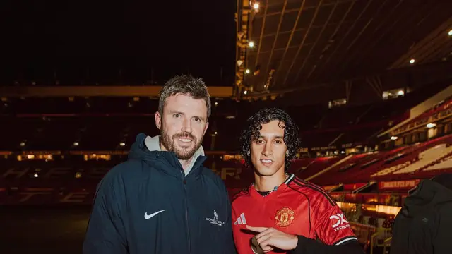 Bukan di Hotel, Tapi di Lapangan Hijau, Pengalaman Unik Tidur di Stadion Manchester United Sambil Beramal