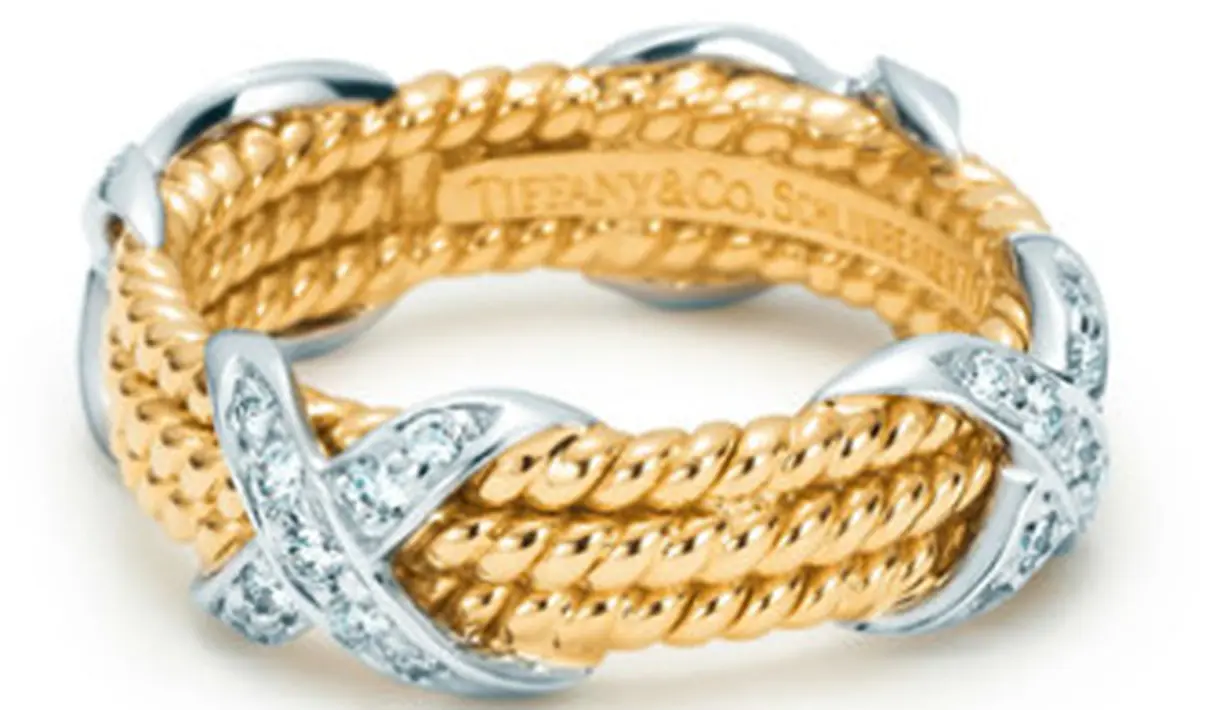 Cincin lainnya masih dengan bentuk yang sama, namun dengan ukuran yang lebih kecil, sehingga cincin bisa di-styling dengan cara tumpuk sehingga terlihat semakin edgy dan unik. (Foto: Tiffany & Co.)