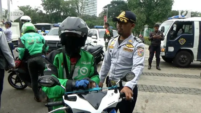 Dishub Jakarta Pusat menggelar razia terhadap pengemudi ojek on;line yang parkir di trotoar jalan. Razia ini membuat belasan pengemudi terjaring dan diangkut ke kantor Dishub