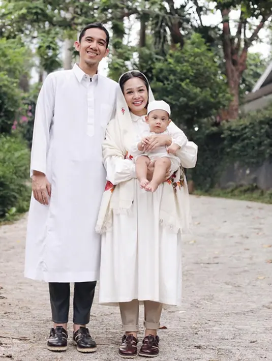 Waaah bahagianya Andien dan suami, karena ini merupakan lebaran pertamanya bersama si buah hati. Ungkap kebahagiannya, Andin pun mengunggah foto keluarga kecilnya sambil menuliskan ucapan dan permohonan maaf. (Instagram/andienaisyah)
