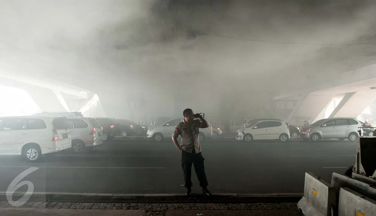 Satuan Brimob berjaga di bawah Fly over jalan Dewi Sartika, Cawang, Jakarta, Rabu (19/4). Untuk mengamankan Pilkada DKI Jakarta Putaran kedua, Polri menurunkan aparat gabungan sebanyak 62 ribu personel lebih. (Liputan6.com/Gempur M. Surya)