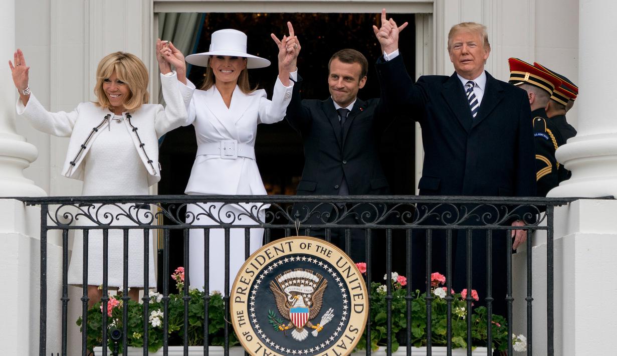 Presiden AS Donald Trump bersama istrinya saat menerima kunjungan Presiden Prancis Emmanuel Macron dan istrinya Brigitte Macron di Balkon Truman di Gedung Putih, Washington (24/4). (AP/Andrew Harnik)