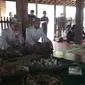 Keluarga besar Kasultanan Kanoman Cirebon selalu menggelar tradisi tawurji dan makan kue apem bersama setiap memasuki bulan Safar. Foto (Liputan6.com / Panji Prayitno)